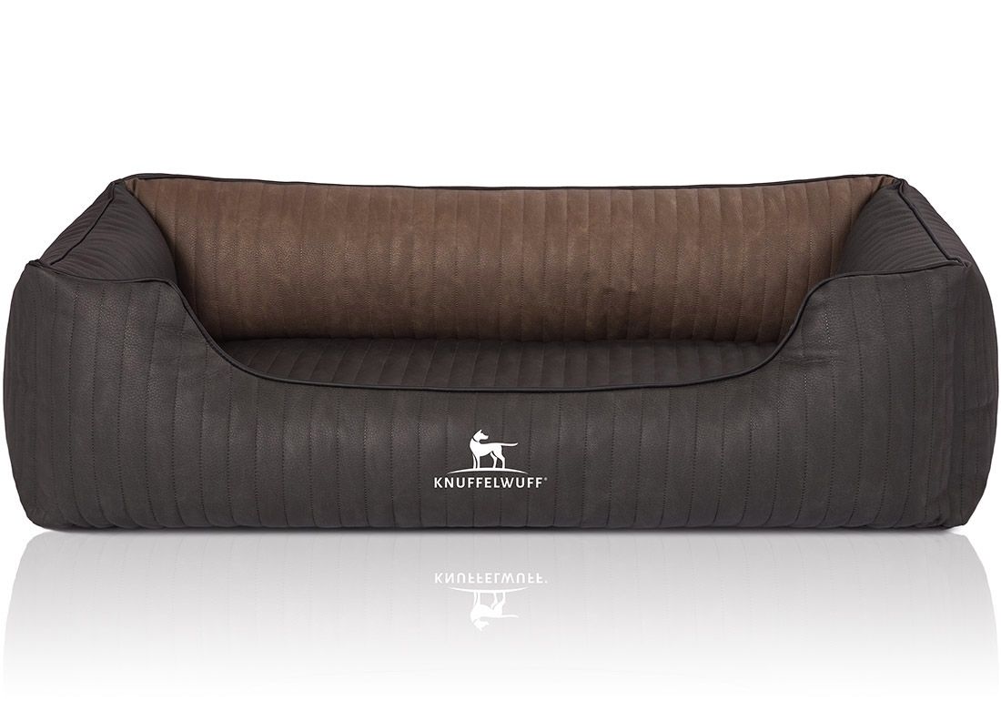 Orthopädisches Hundebett Outback, braun-grau, mit Logo. Gepolstert, rechteckig mit erhöhten Seiten. Auf hellem Hintergrund.
