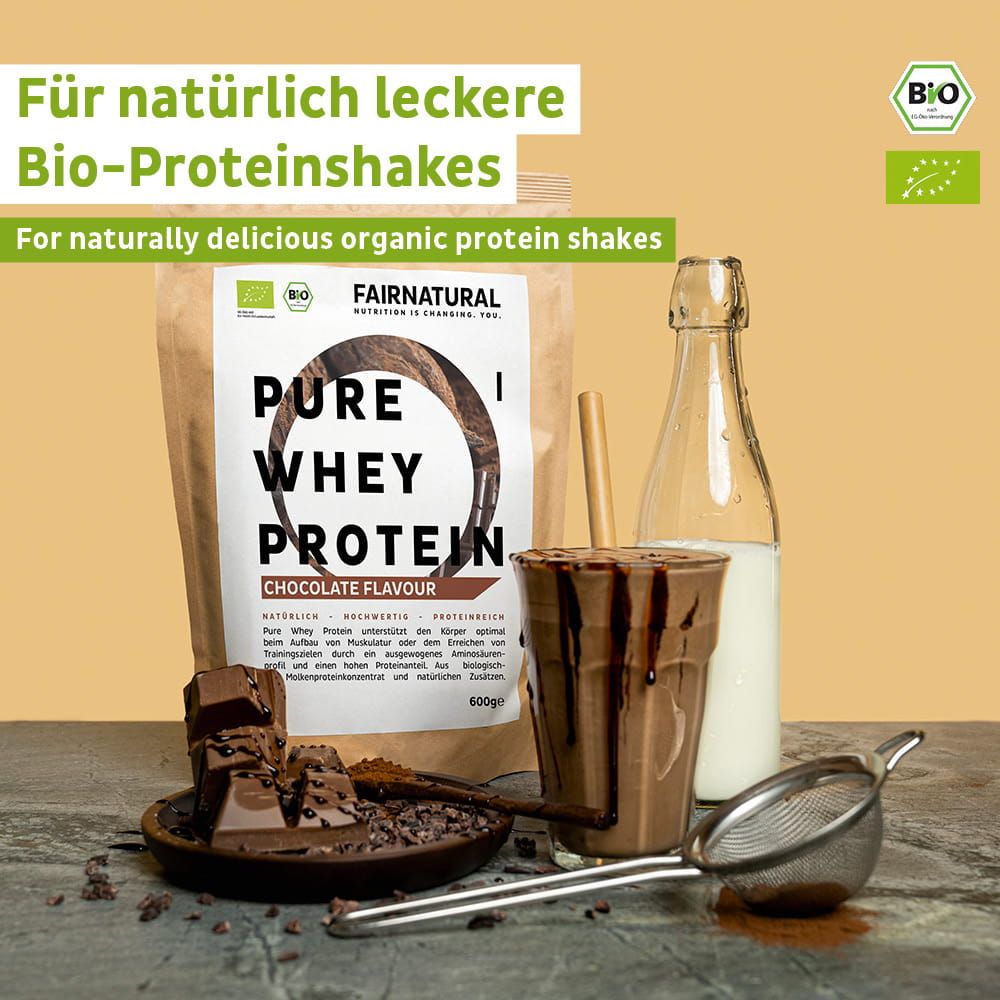 FAIRNATURAL Bio Whey Protein Schoko-Geschmack: Pulver in Beutel, zubereiteter Shake, Milchflasche, Kakaostückchen.
