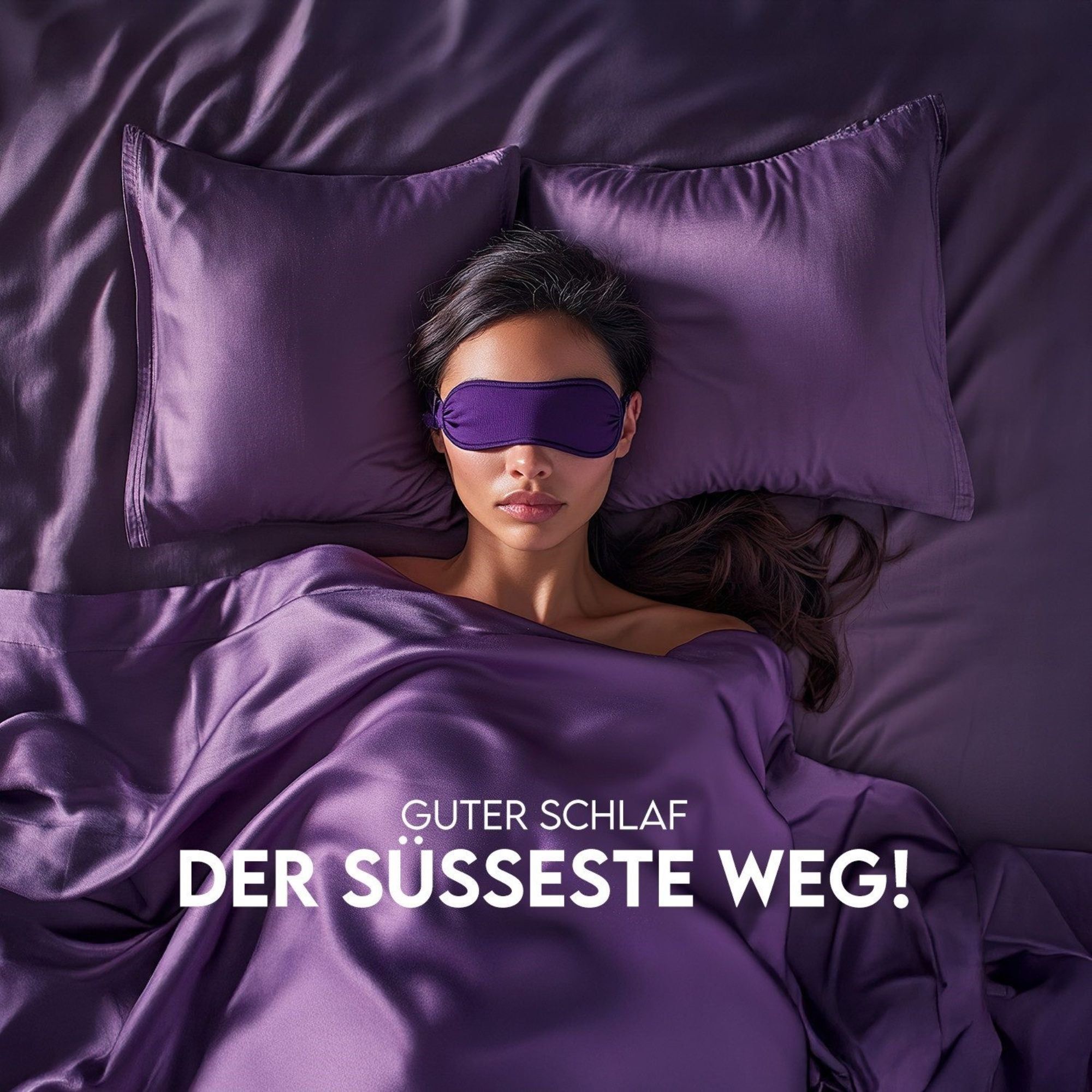 Frau mit Schlafmaske liegt im Bett, umgeben von lila Bettwäsche.