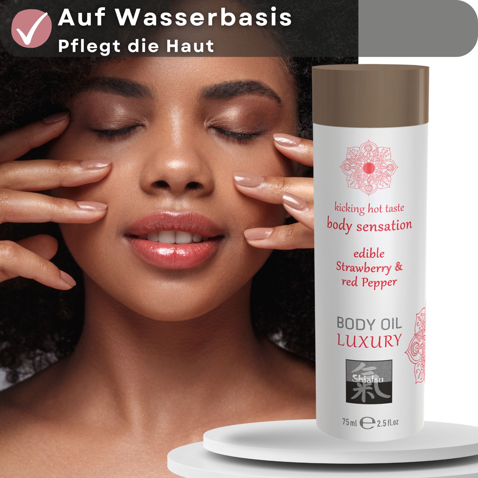 Frau mit geschlossenen Augen, Händen im Gesicht, neben Massageöl-Flasche. Text: Auf Wasserbasis, Pflegt die Haut. Flasche mit Aufschrift: body sensation, edible Strawberry & red Pepper, BODY OIL LUXURY.