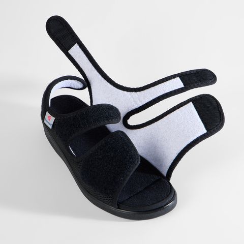Schwarze Sandalen mit Klettverschluss und abnehmbaren Riemen.