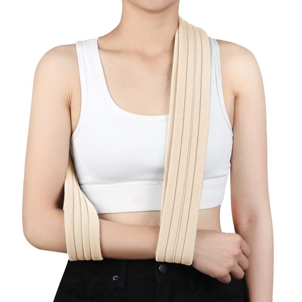 Person trägt beige Armschlinge. Schultergurt und Handgelenkband. Arm in der Schlinge.