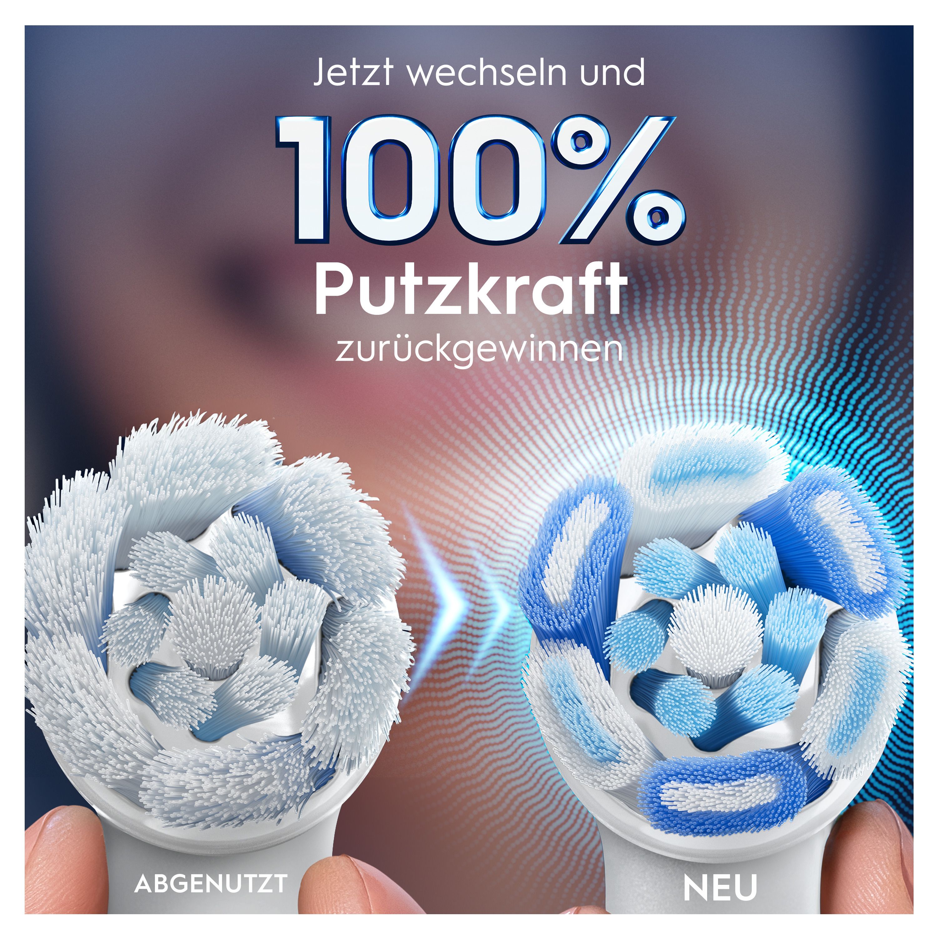 Vergleich von abgenutzten und neuen Bürstenköpfen. Der neue Kopf hat blaue und weiße Borsten. Text: 100% Putzkraft zurückgewinnen.