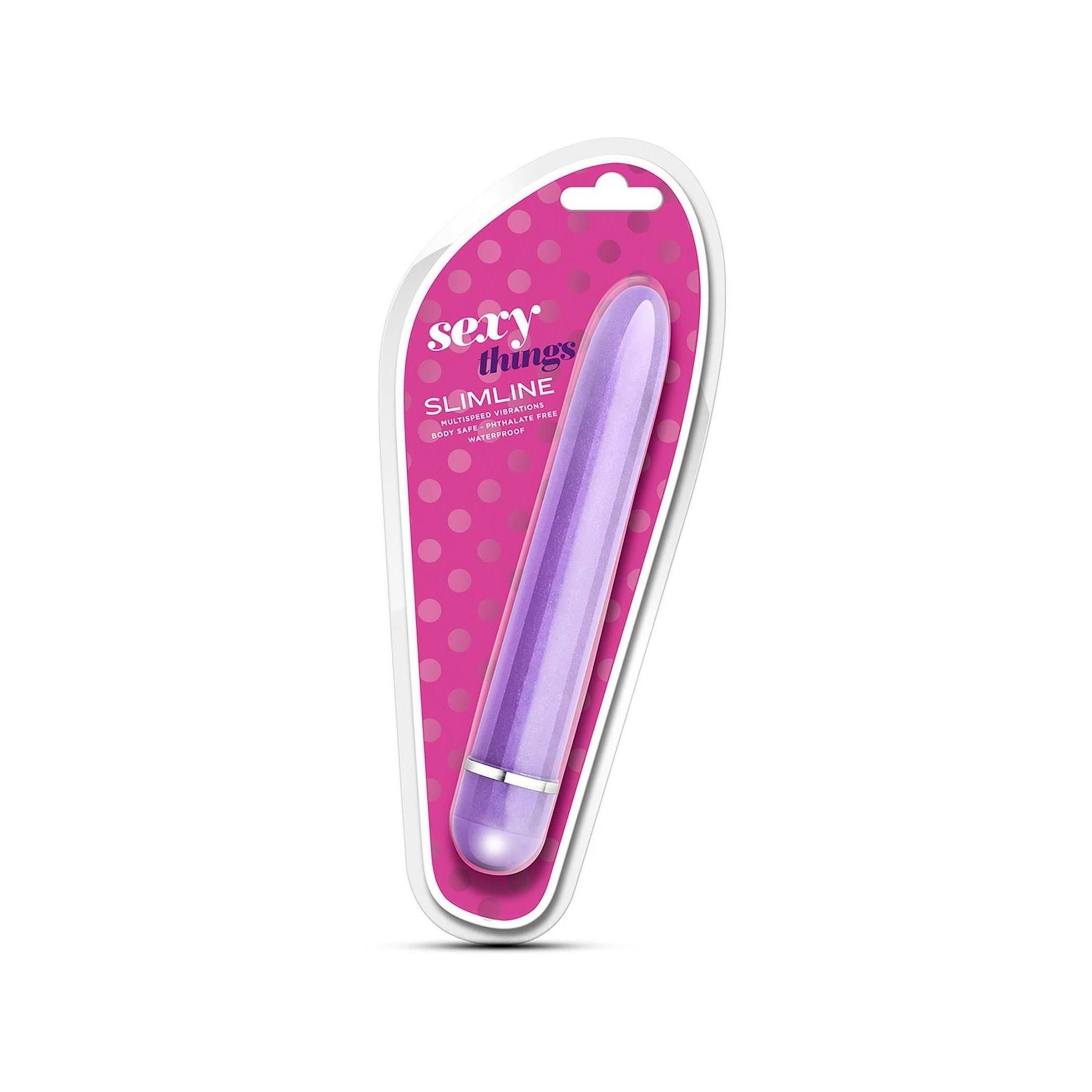 Vibrator in Verpackung. Lila Vibrator in Blisterverpackung. Aufschrift 'sexy things SLIMLINE'. Rosa Hintergrund.
