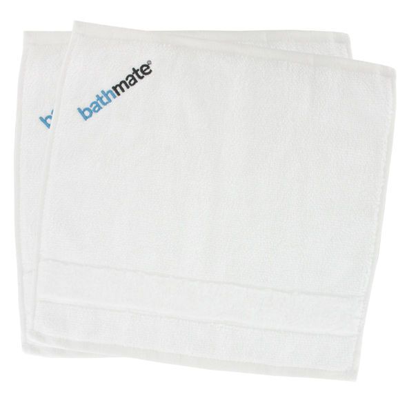 Zwei weiße Handtücher mit blauem "bathmate"-Logo.