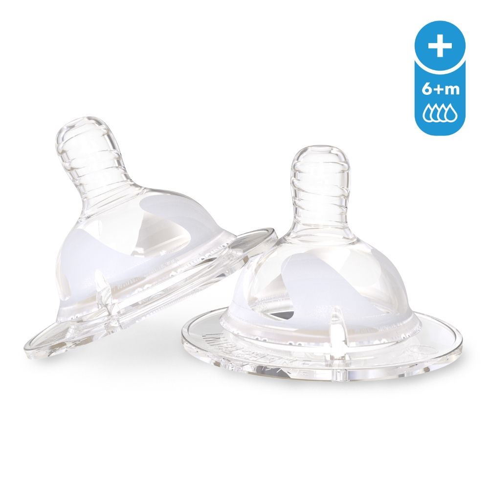 Zwei transparente Silikon-Fläschchensauger. Auf einem ist ein Pluszeichen mit "6+m" und Tropfen abgebildet.