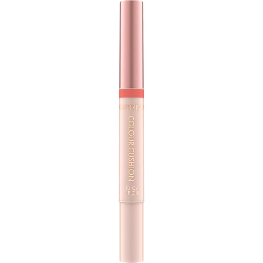 Ein Lippenöl-Applikator mit roségoldenem Schaft und einem Korallen-farbenen Ring. Beschriftung: 'CATRICE COLOUR CUSHION JUICY LIP OIL'.