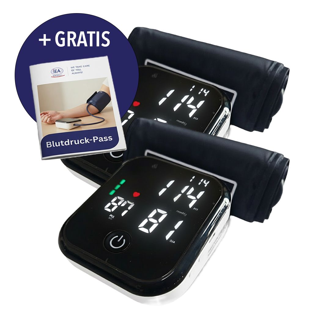 Zwei digitale Oberarm-Blutdruckmessgeräte mit Manschetten und einer Broschüre.