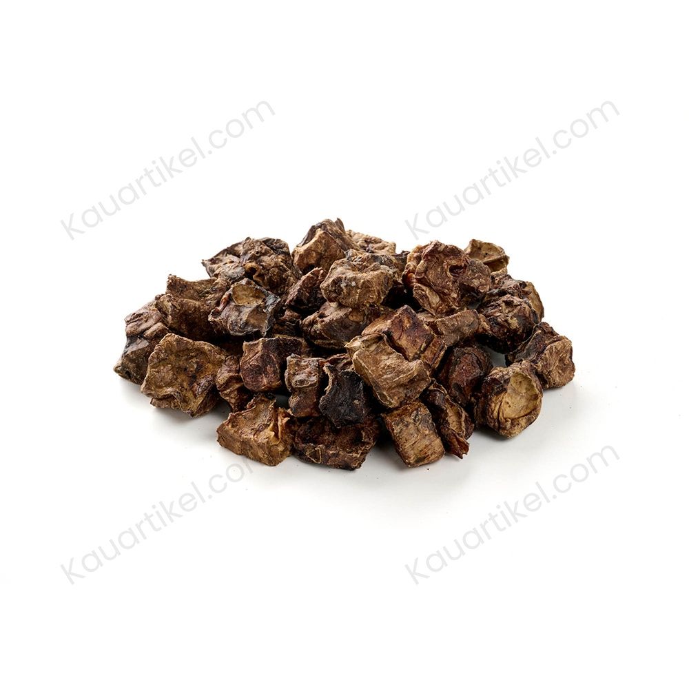 Hundefutter: Rinder-Lungenwürfel, getrocknet, auf einem Haufen.