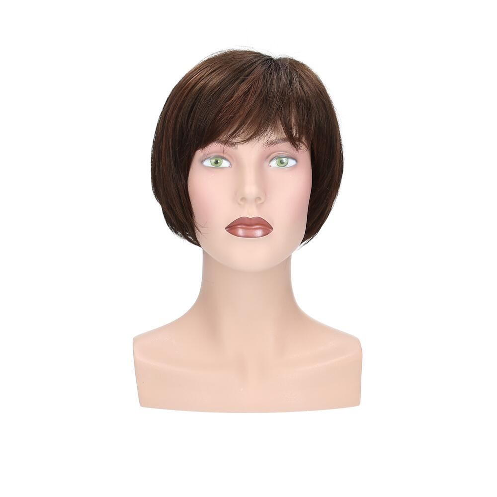 Perücke Alicia von trendhair, braun, mit Pony, auf einem Schaufensterkopf. Frontalansicht.