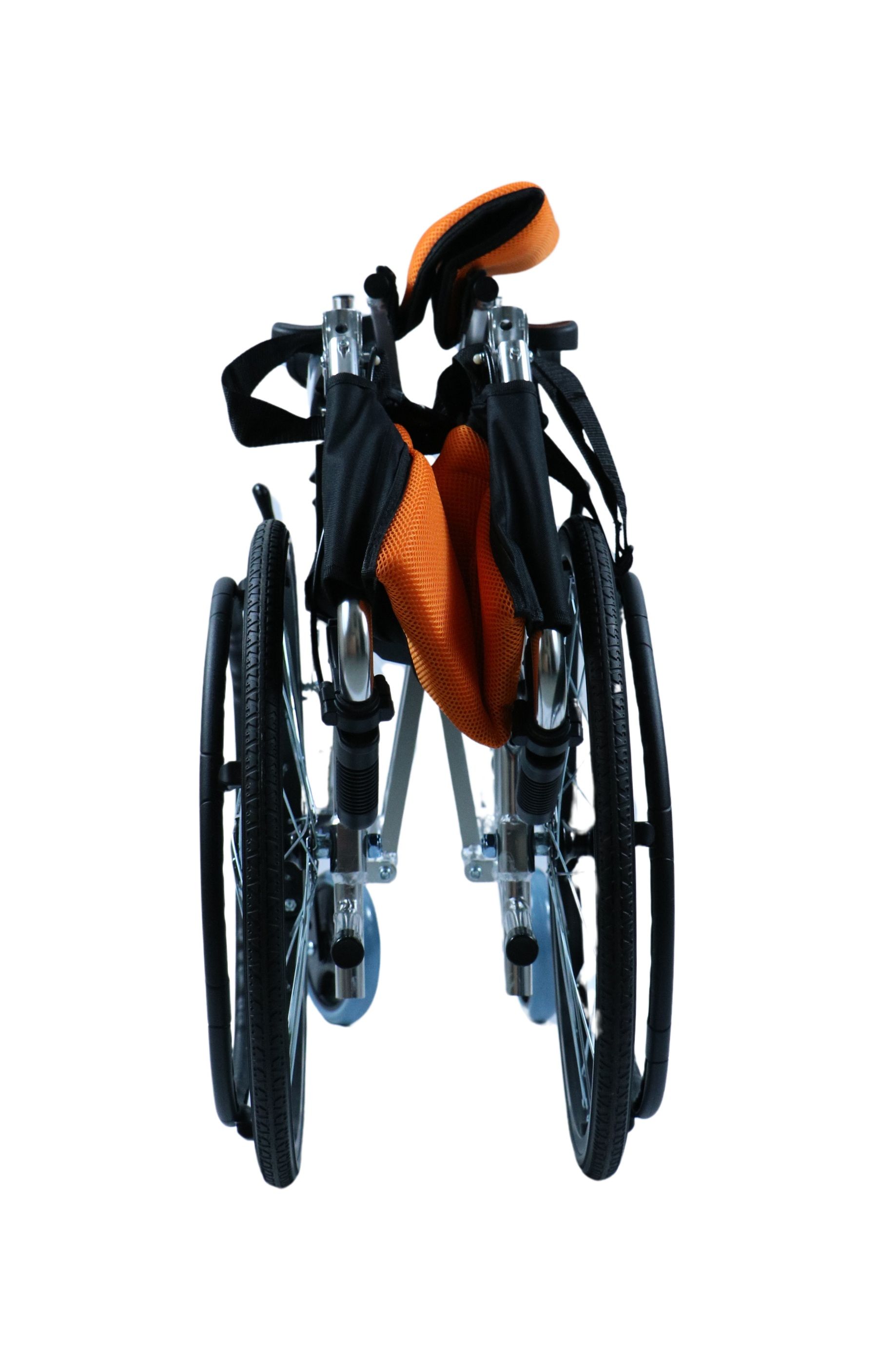 Gefalteter Rollstuhl mit orangefarbener Sitzfläche und Rückenlehne. Draufsicht, Räder sichtbar.