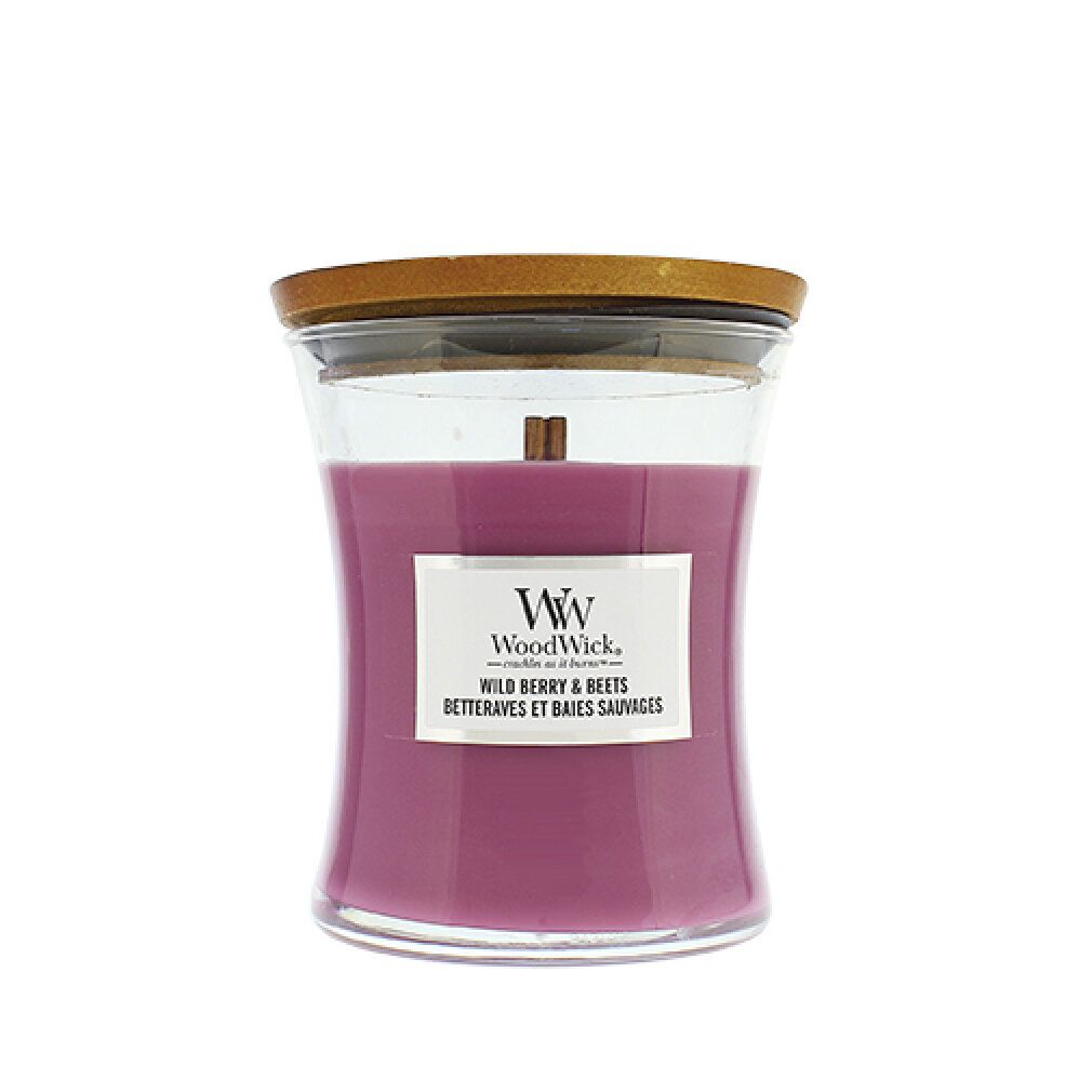 Sanduhrförmige Kerze mit Deckel. Aufschrift: WoodWick, Wild Berry & Beets. Lila Wachs in Glasbehälter.