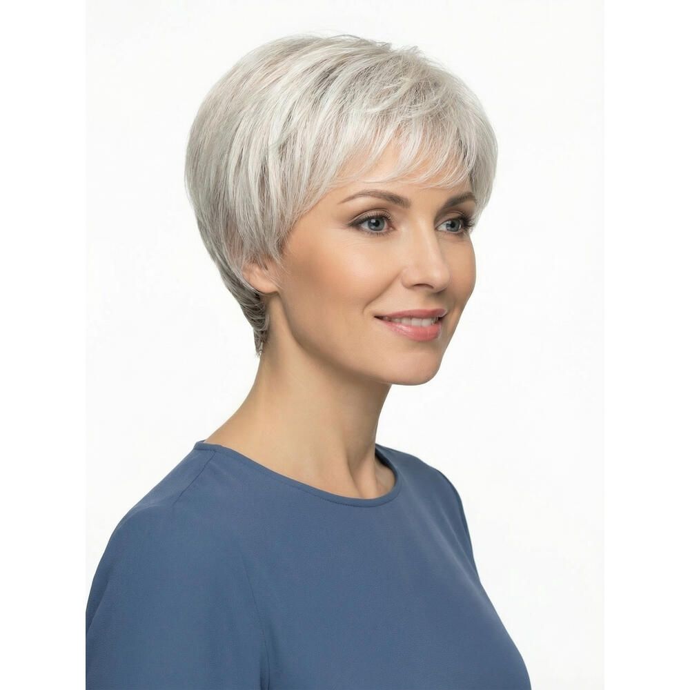 Kurzhaarperücke, silberfarbenes Haar, Pony, Frau mit blauem Oberteil, Dreiviertelansicht.