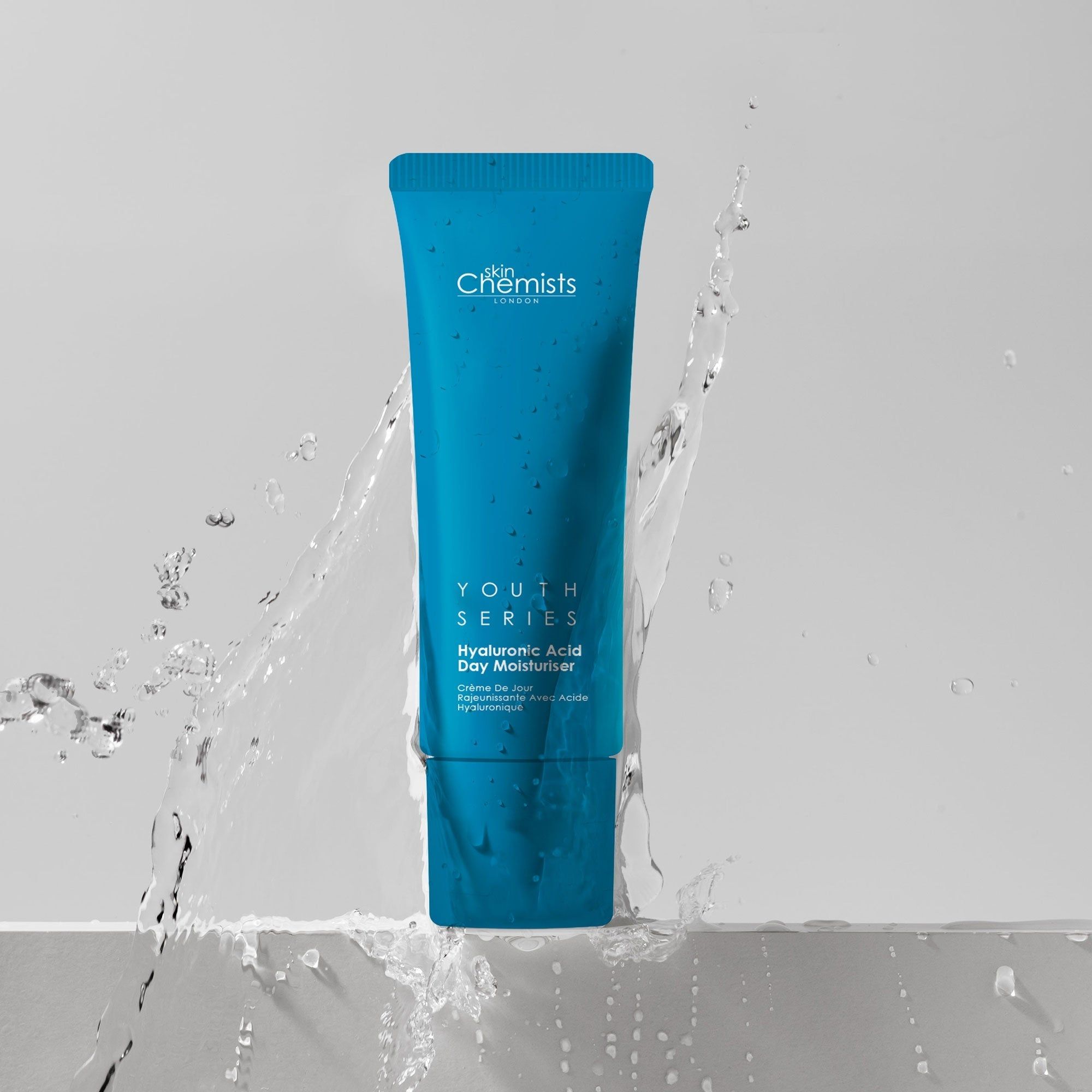 Blaue Tube mit Wasser spritzern. Aufschrift: skinChemists, Youth Series, Hyaluronic Acid Day Moisturiser.