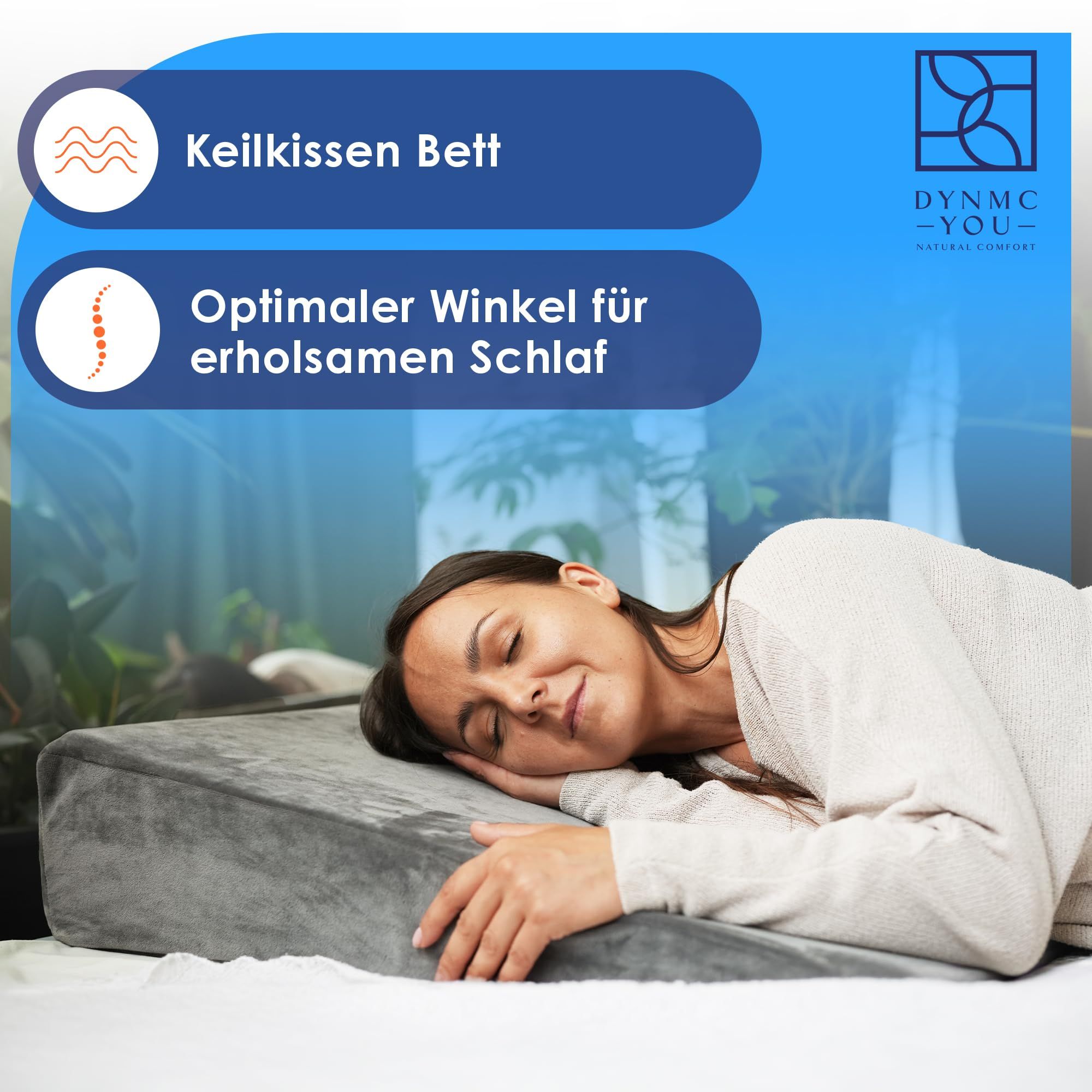 Frau liegt auf grauem Keilkissen. Text: DYNMC-YOU, Keilkissen Bett, Optimaler Winkel für erholsamen Schlaf.