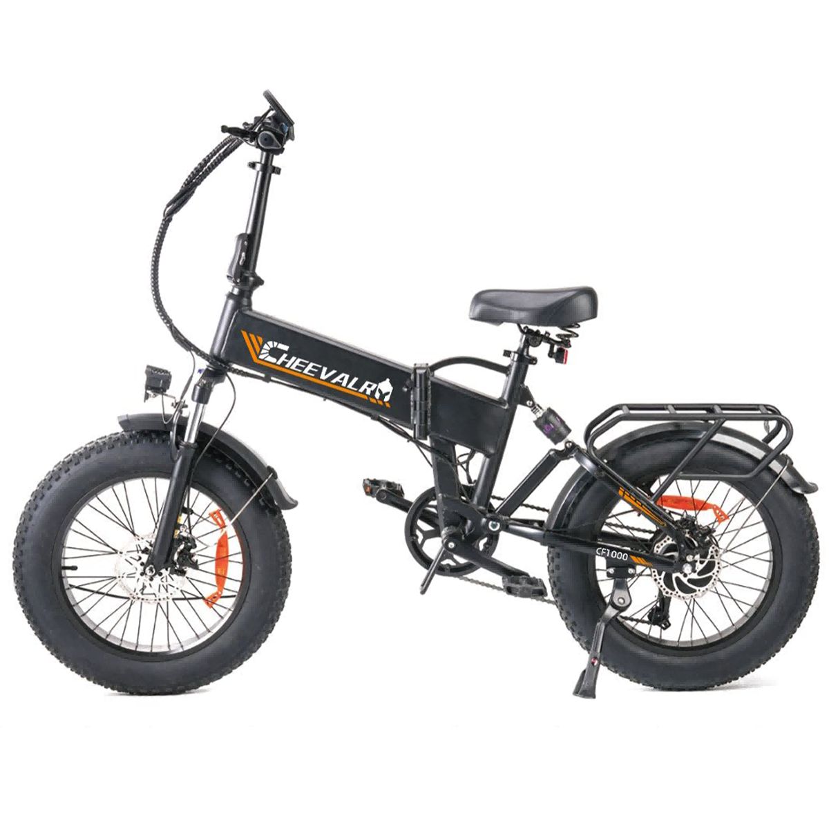 Schwarzes Elektrofahrrad mit breiten Reifen, Gepäckträger und dem Schriftzug CHEEVALRY.