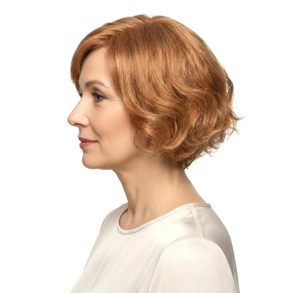 Profil einer Frau mit rotblonder Perücke. Welliges Haar, Pony. Helles Oberteil.