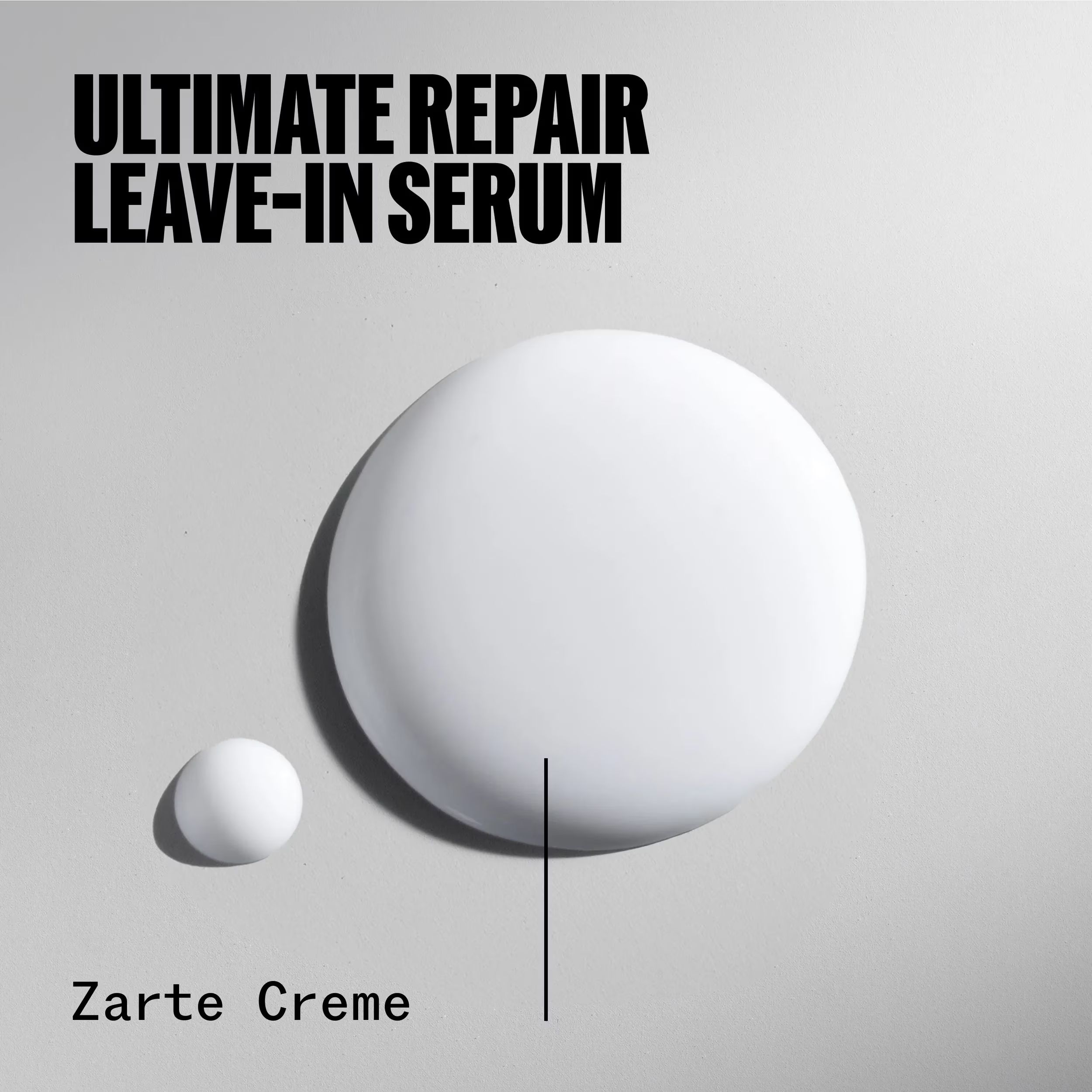 Zwei weiße Tropfen. Kleiner Tropfen neben großem. Text: Ultimate Repair Leave-In Serum. Zarte Creme. Grauer Hintergrund.