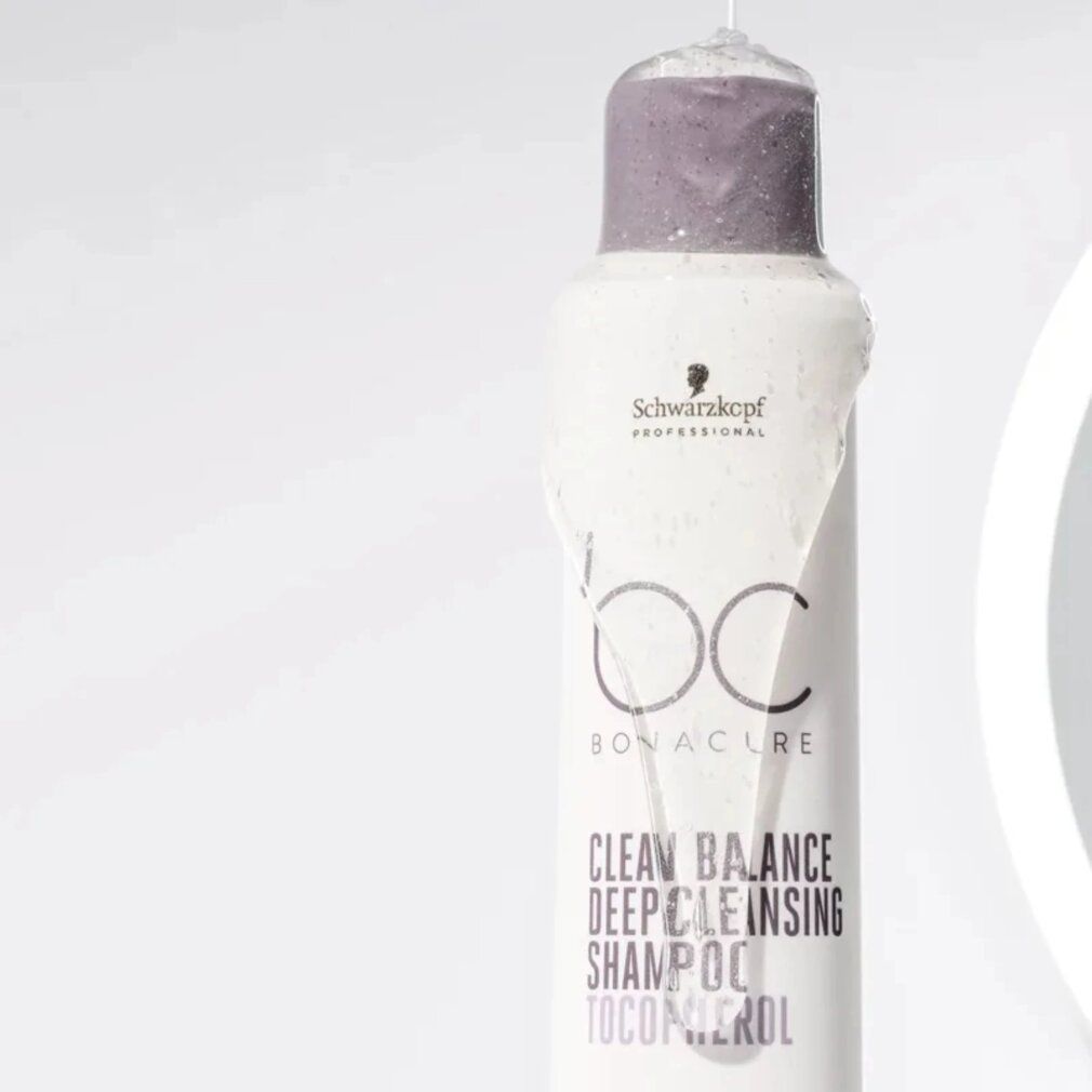 Shampoo-Flasche mit lila Verschluss. Aufschrift: BC Bonacure Clean Balance Deep Cleansing Shampoo. Nahaufnahme.