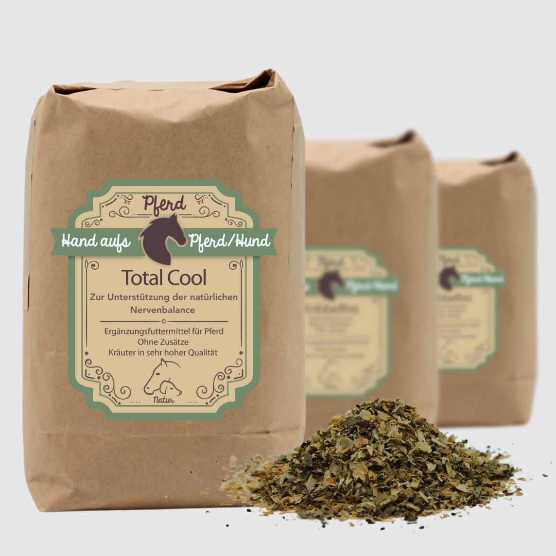 Drei braune Papiertüten mit Produktetikett und Kräutermischung. Text: Hand aufs Pferd/Hund, Total Cool. Ergänzungsfuttermittel für Pferde. Ohne Zusätze.