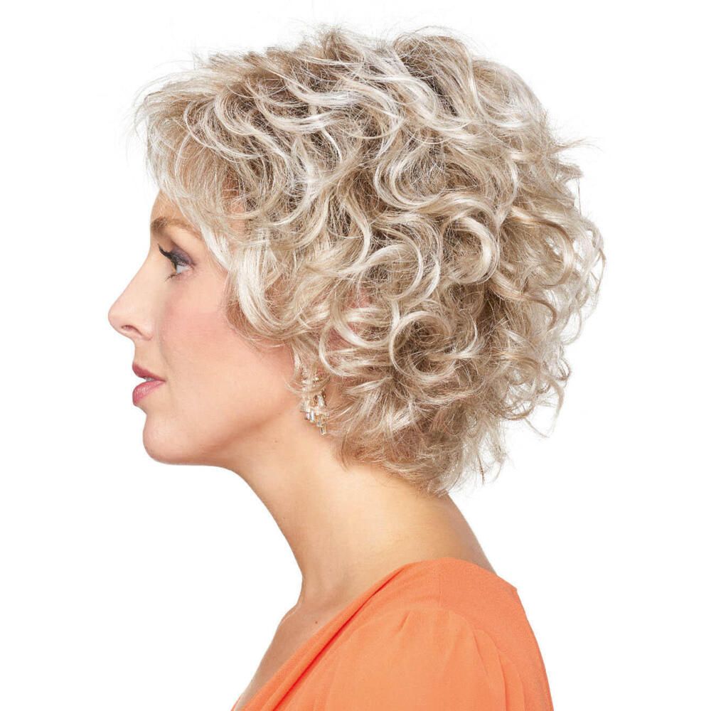 Kurzhaarperücke mit lockigem, blondem Haar. Frau im Profil, orangefarbenes Oberteil.