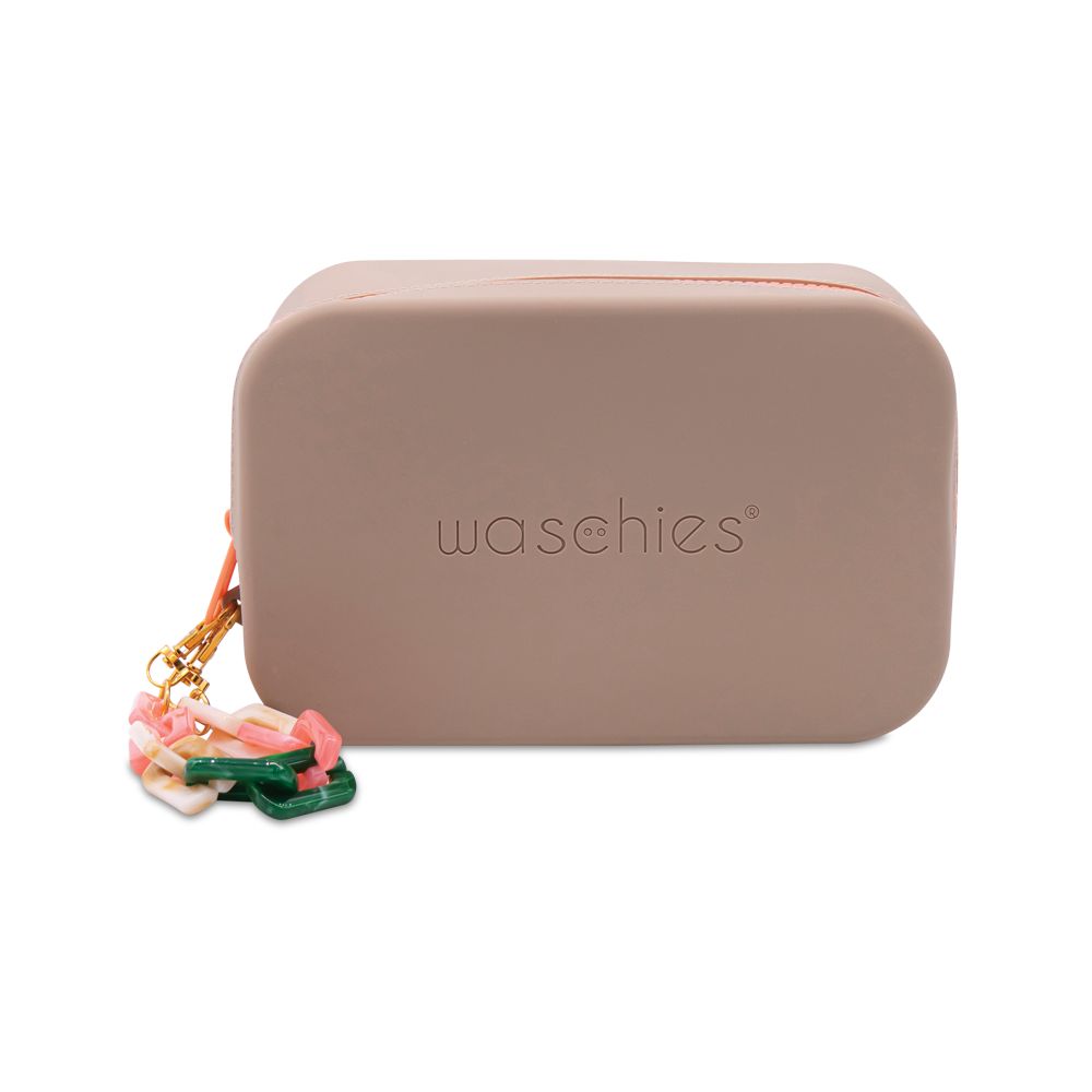 Beige Kosmetiktasche mit Reißverschluss und Anhänger. Auf der Tasche steht "waschies".