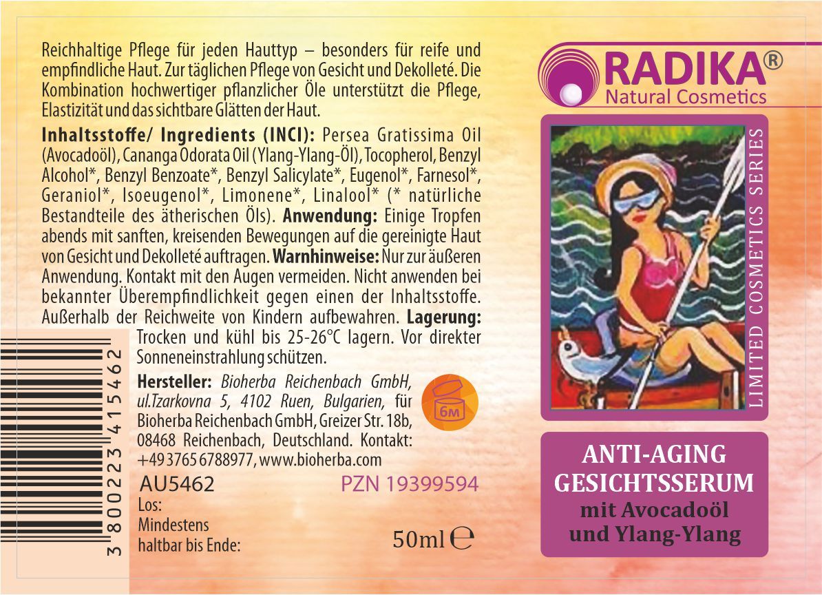 Etikett mit Text und Illustration. Enthält Angaben zu Inhaltsstoffen und Hersteller. Lila Schriftzug: Anti-Aging Gesichtsserum.
