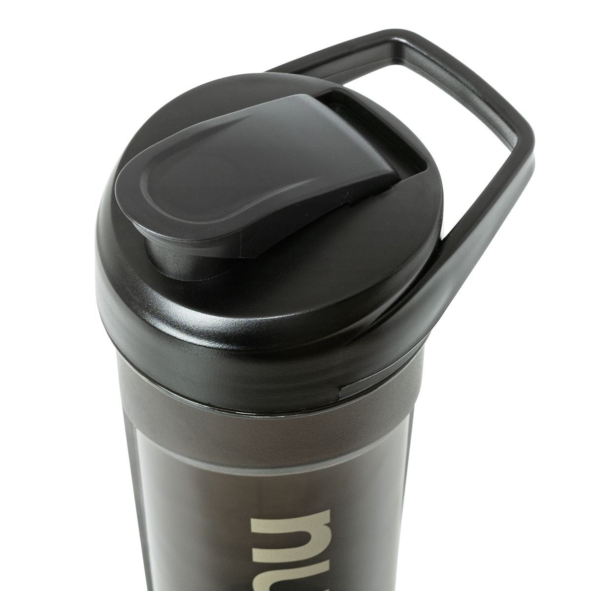 Nahaufnahme eines schwarzen Shakers mit geschlossenem Deckel. Der Deckel hat einen Griff und eine Trinköffnung.