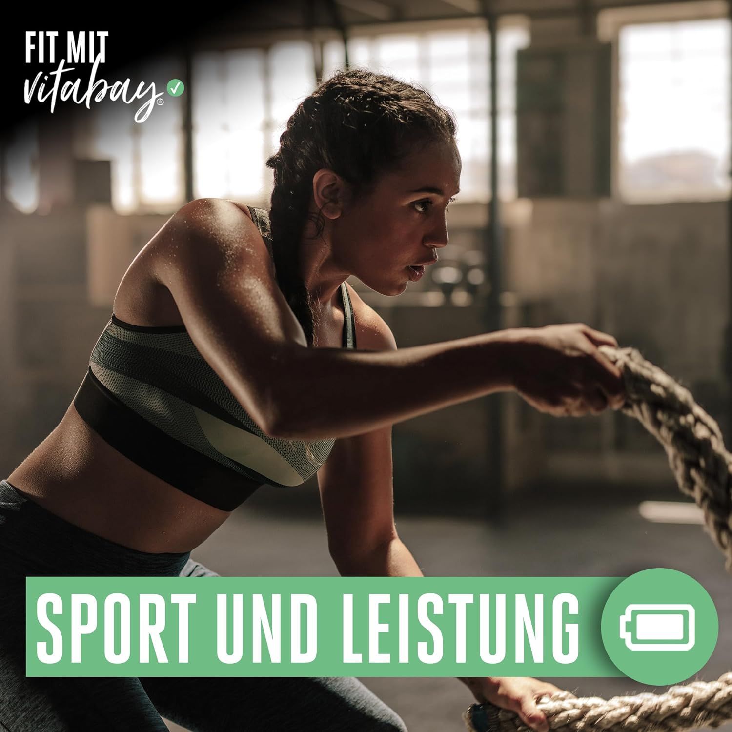Frau trainiert mit Seilen im Fitnessstudio. Text: Sport und Leistung.