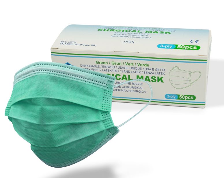 Grüne OP-Maske mit weißer Ohrschlaufe. Daneben eine Schachtel mit der Aufschrift "Surgical Mask" und "50pcs".