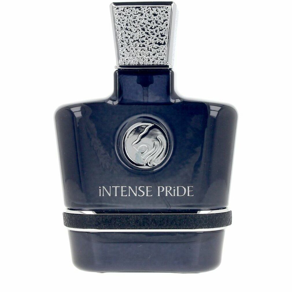 Blaue Flasche. Aufschrift "INTENSE PRIDE". Silberner Verschluss. Schwarzer Ring am Boden.