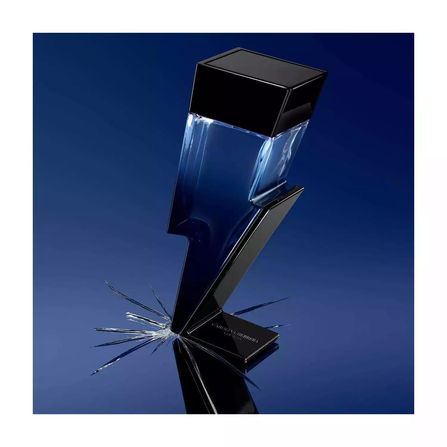Blaues Parfüm in Blitzform auf blauem Hintergrund. Schwarzer Sockel, zerbrochenes Glas.