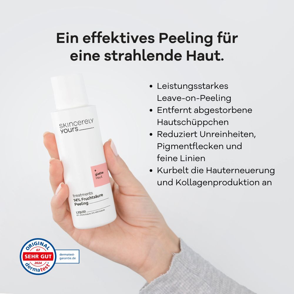 Hand hält eine Flasche Skincerely Yours Fruchtsäure Peeling. Dermatest 'sehr gut' Siegel.