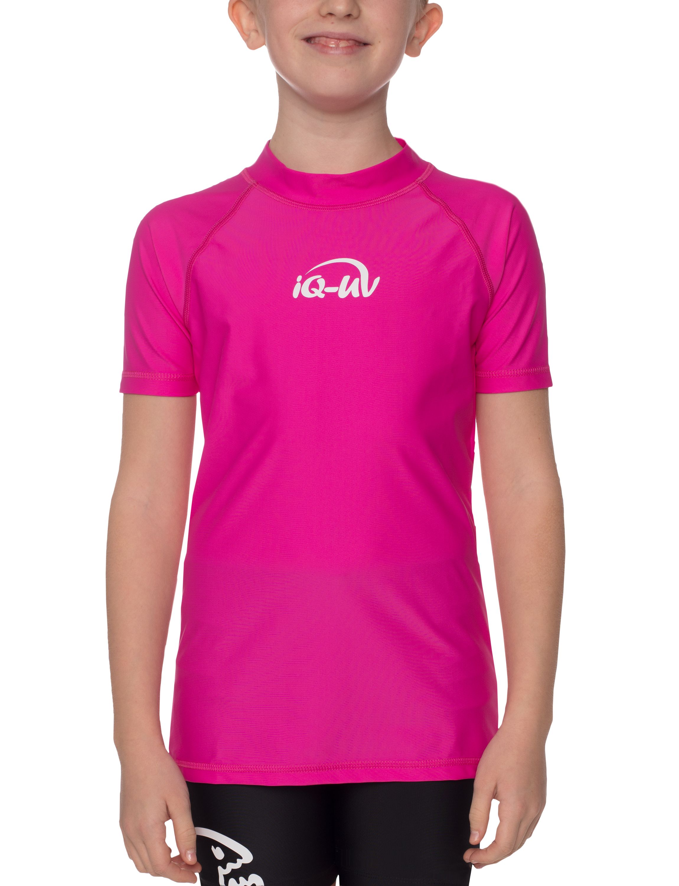 Kind trägt pinkes iQ-UV Sonnenschutz Shirt Kids. Kurzarm, Stehkragen, weißes Logo. Vor weißem Hintergrund.