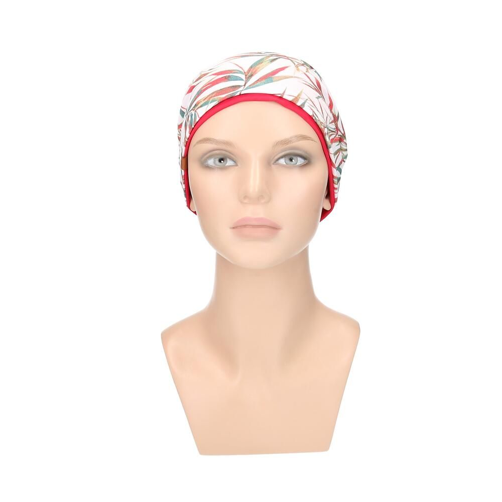 Beanie mit floralem Muster, roter Rand, auf Büste. Vorderansicht.