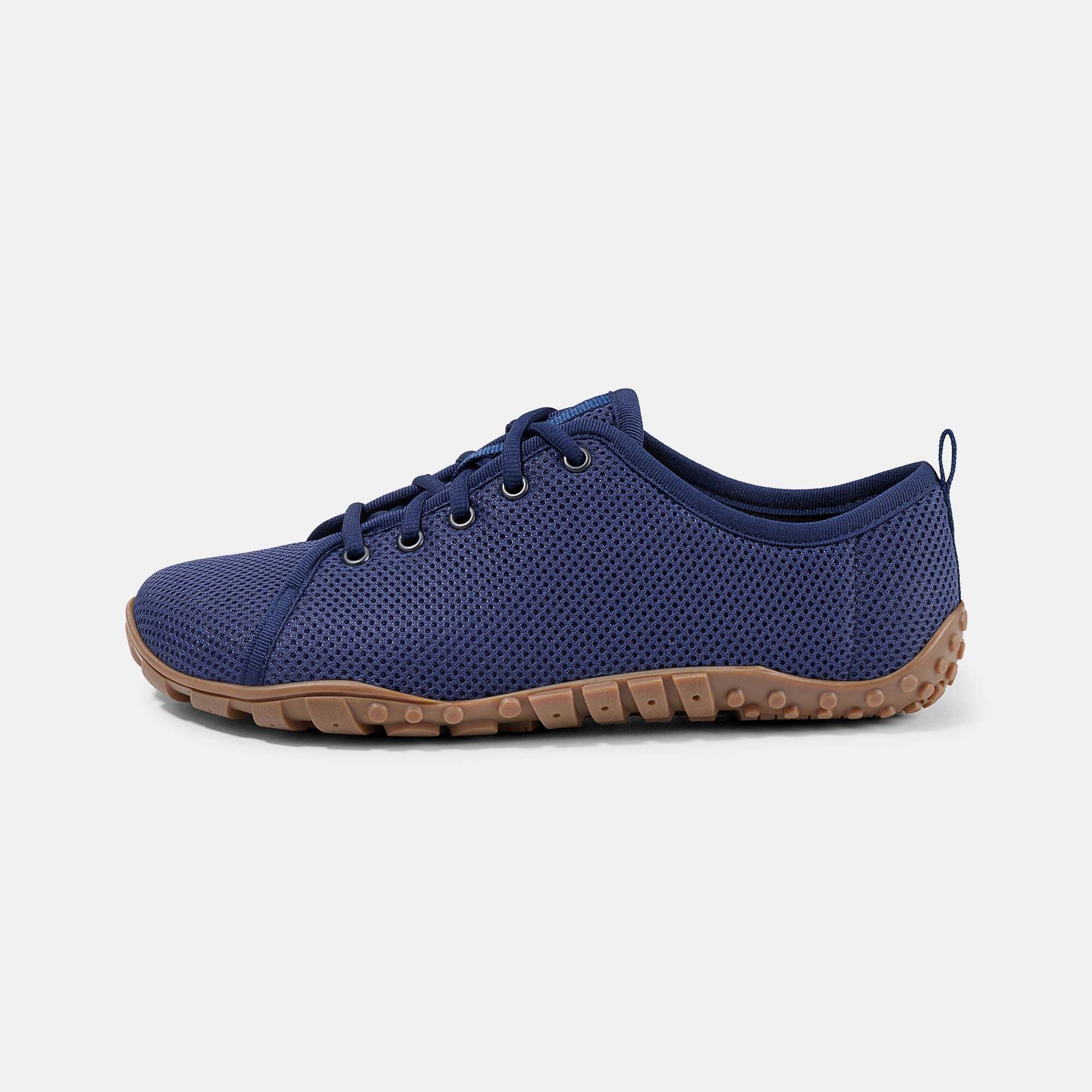 Dunkelblauer Herren-Schnürschuh aus Mesh, Seitenansicht, mit profilierter Gummisohle.