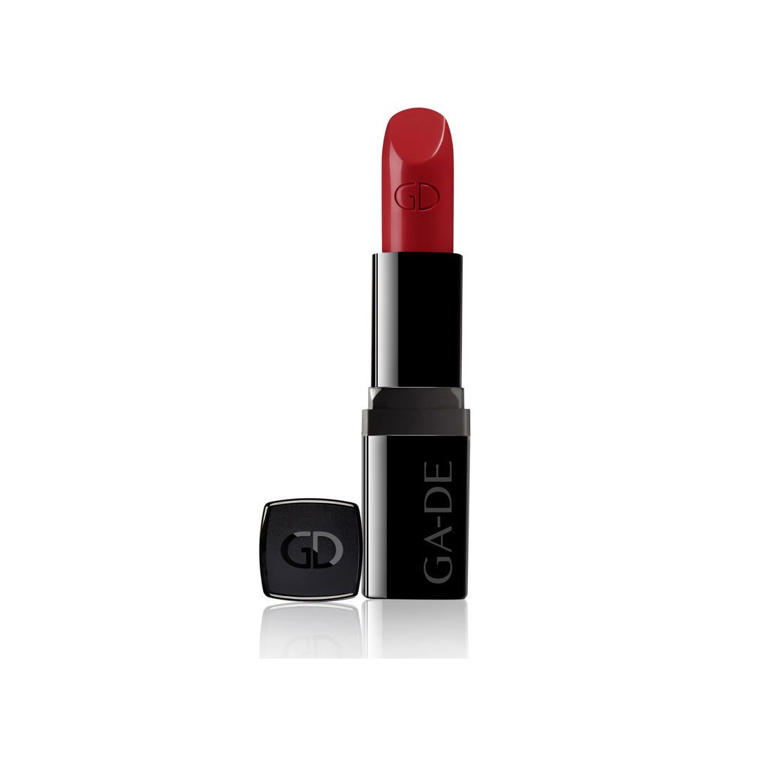 Roter Lippenstift mit schwarzer Hülse. Auf der Hülse steht "GA-DE". Die Kappe liegt daneben. Auf dem Lippenstift ist das Logo "GD" eingeprägt.