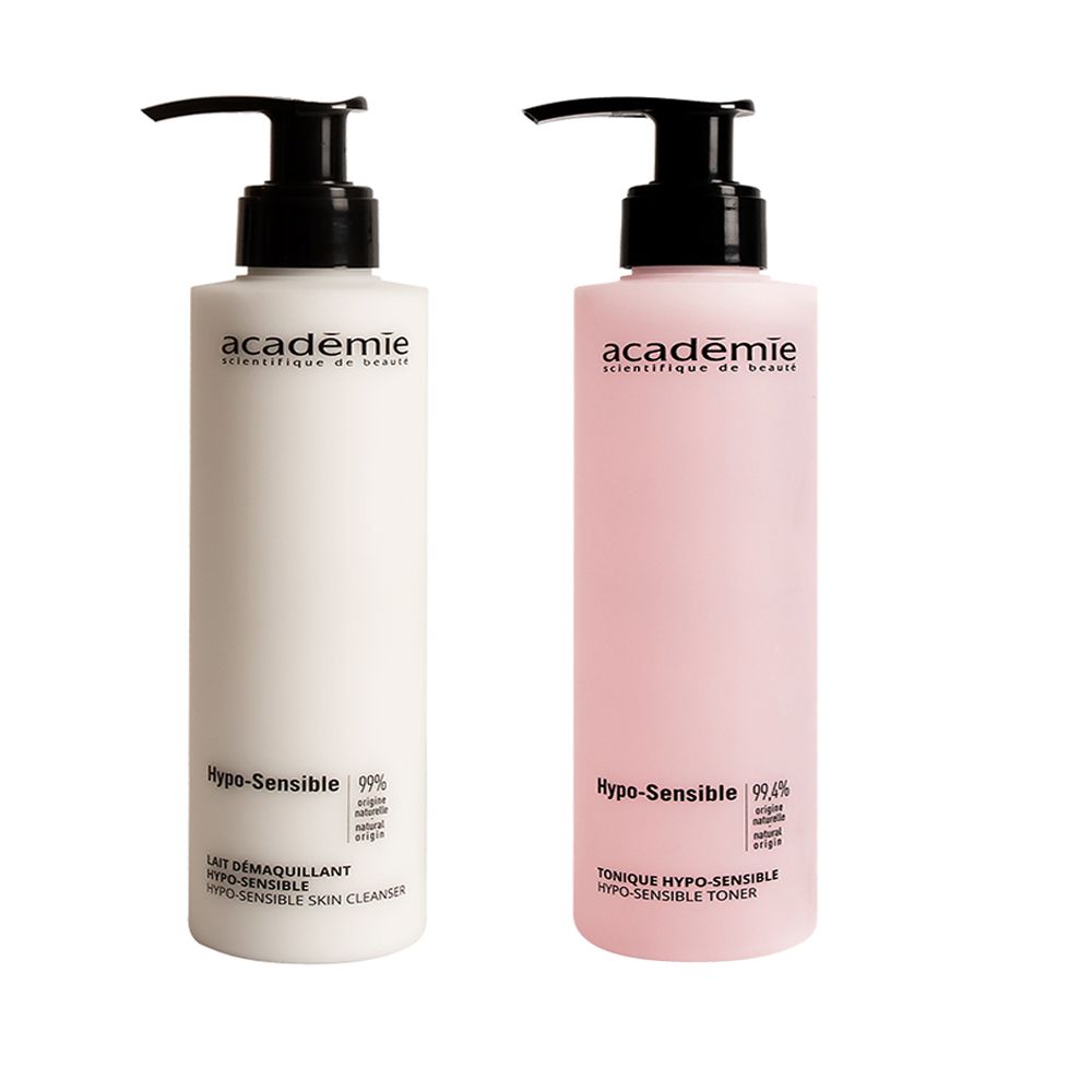 Zwei Flaschen Académie-Reinigungsprodukte. Eine weiße Flasche mit schwarzem Pumpkopf und eine rosa Flasche mit schwarzem Pumpkopf.