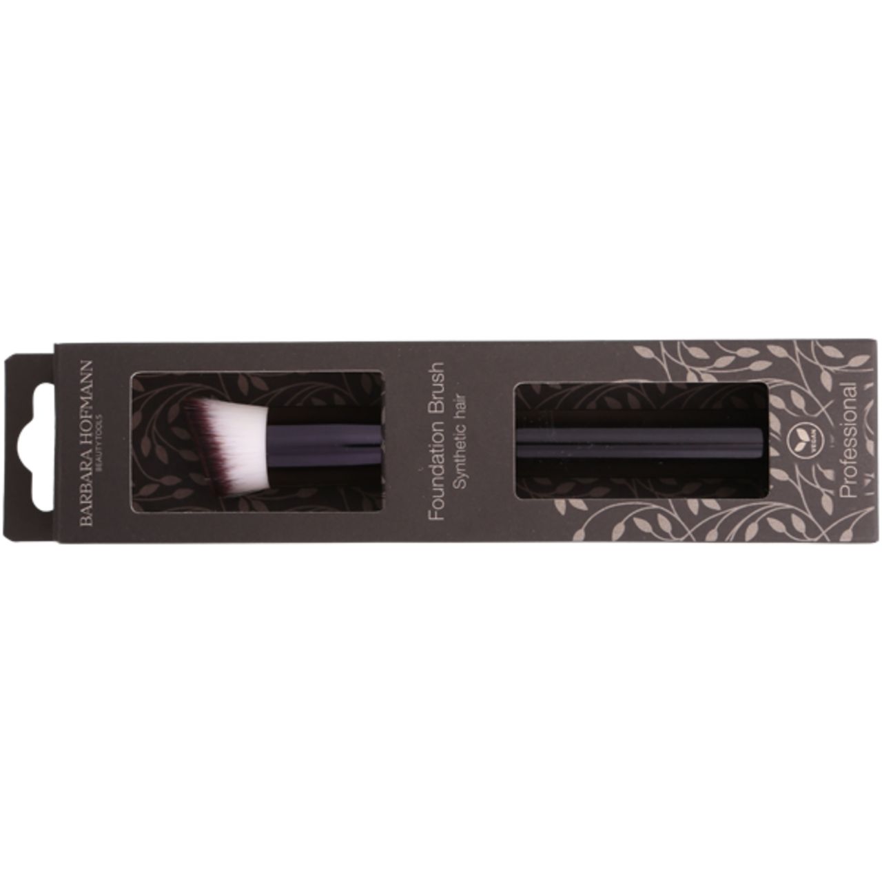 Foundation Pinsel Schräg in Verpackung. Schwarzer Griff, weißer Pinselkopf. Text: Barbara Hofmann, Foundation Brush, Synthetic hair.