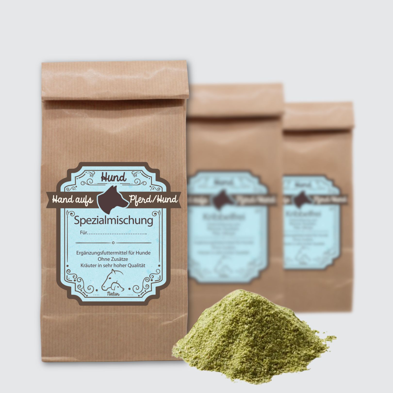 Drei braune Papiertüten mit blauem Etikett und grüner Kräutermischung daneben. Text: Spezialmischung für Hunde. Ohne Zusätze.