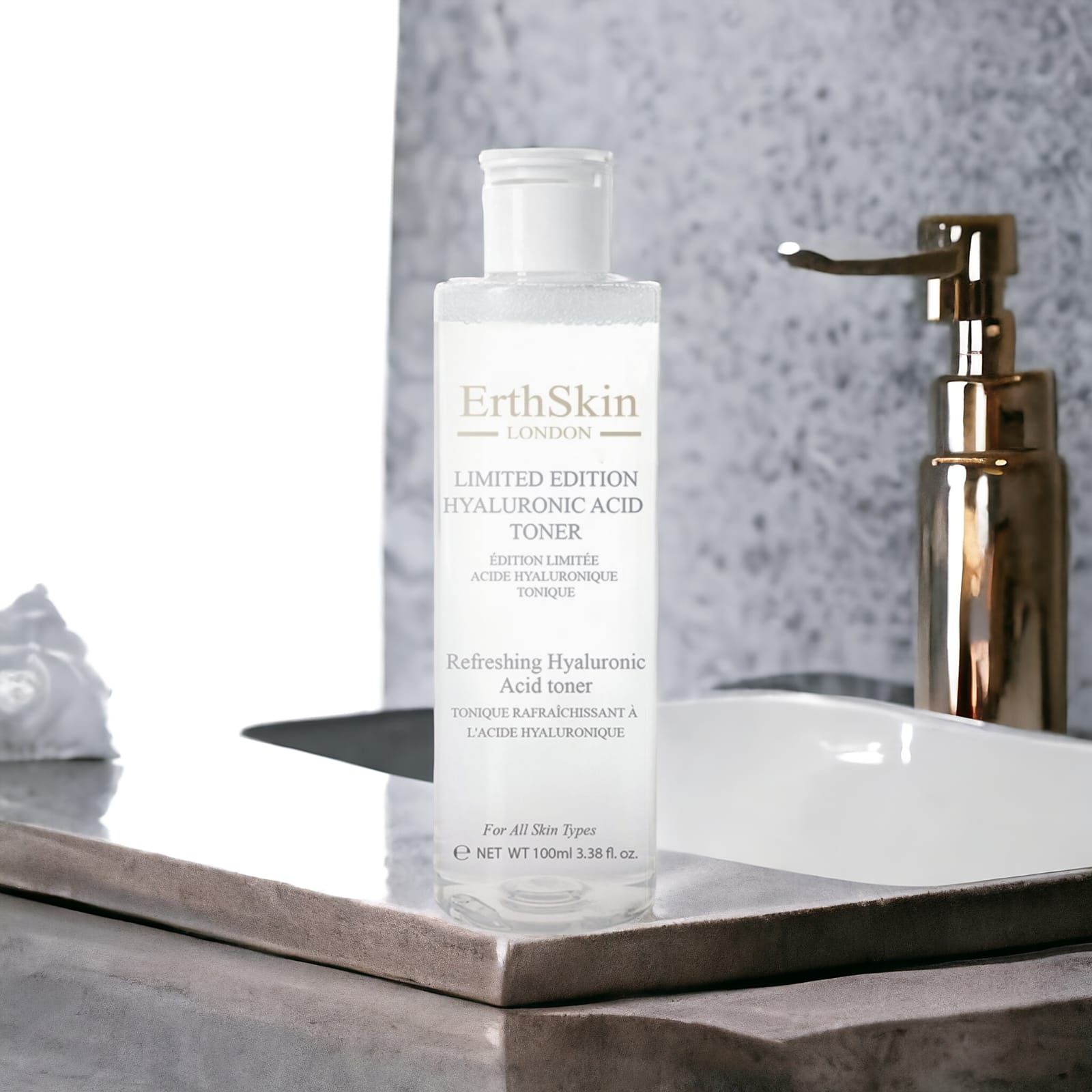 Toner-Flasche mit weißem Deckel auf einer Marmoroberfläche. Beschriftung: ErthSkin London, Limited Edition Hyaluronsäure Toner.