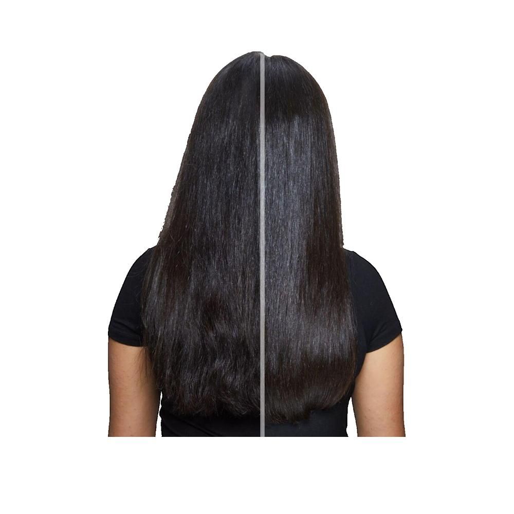 Rückansicht einer Person mit langen, dunklen Haaren. Die Haare sind vertikal geteilt, eine Seite glatt, die andere nicht.