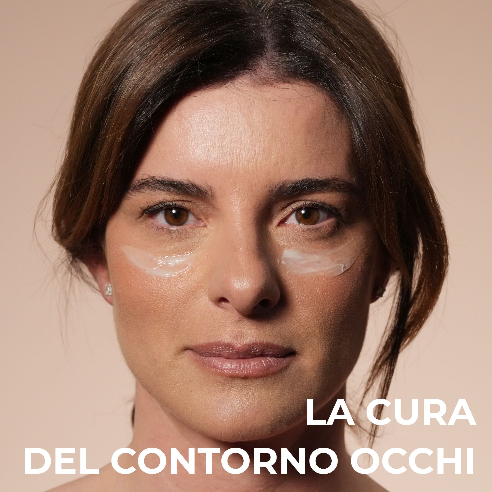 Frau mit aufgetragener Augencreme, Text: LA CURA DEL CONTORNO OCCHI.