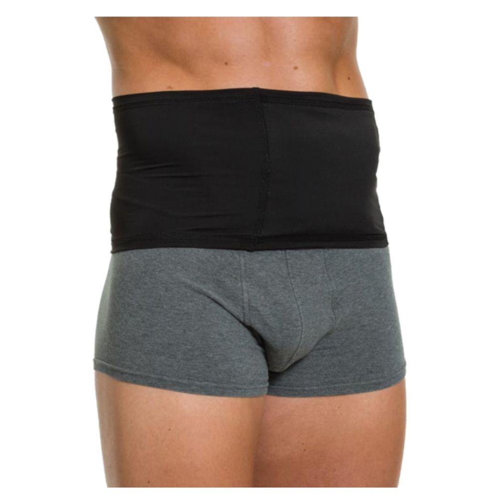 Schwarzer Bauchgurt, getragen von einer Person. Der Gurt bedeckt den Bauchbereich. Person trägt Unterwäsche.