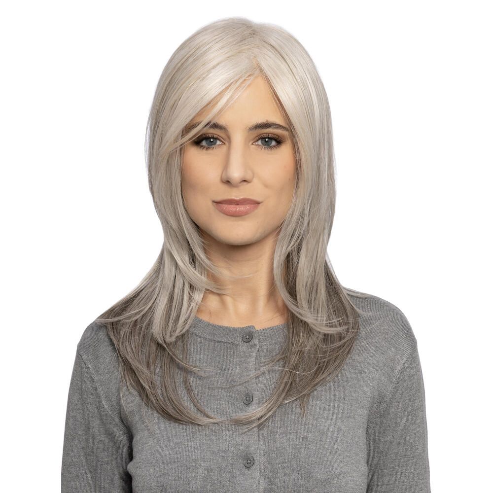 Perücke mit langem, gestuftem Schnitt und Seitenscheitel. Graue Haarfarbe mit dunkleren Spitzen. Frau trägt graue Strickjacke.