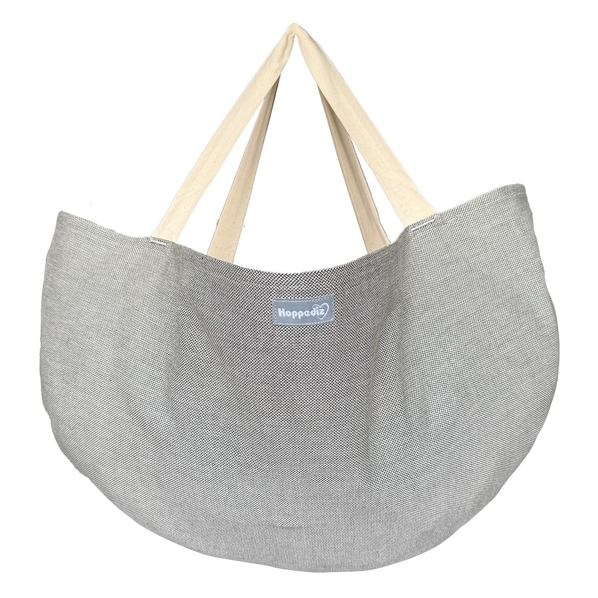 Graue Stofftasche mit hellen Trägern. Kleines Etikett mit Logo. Halbkreisförmige Form.