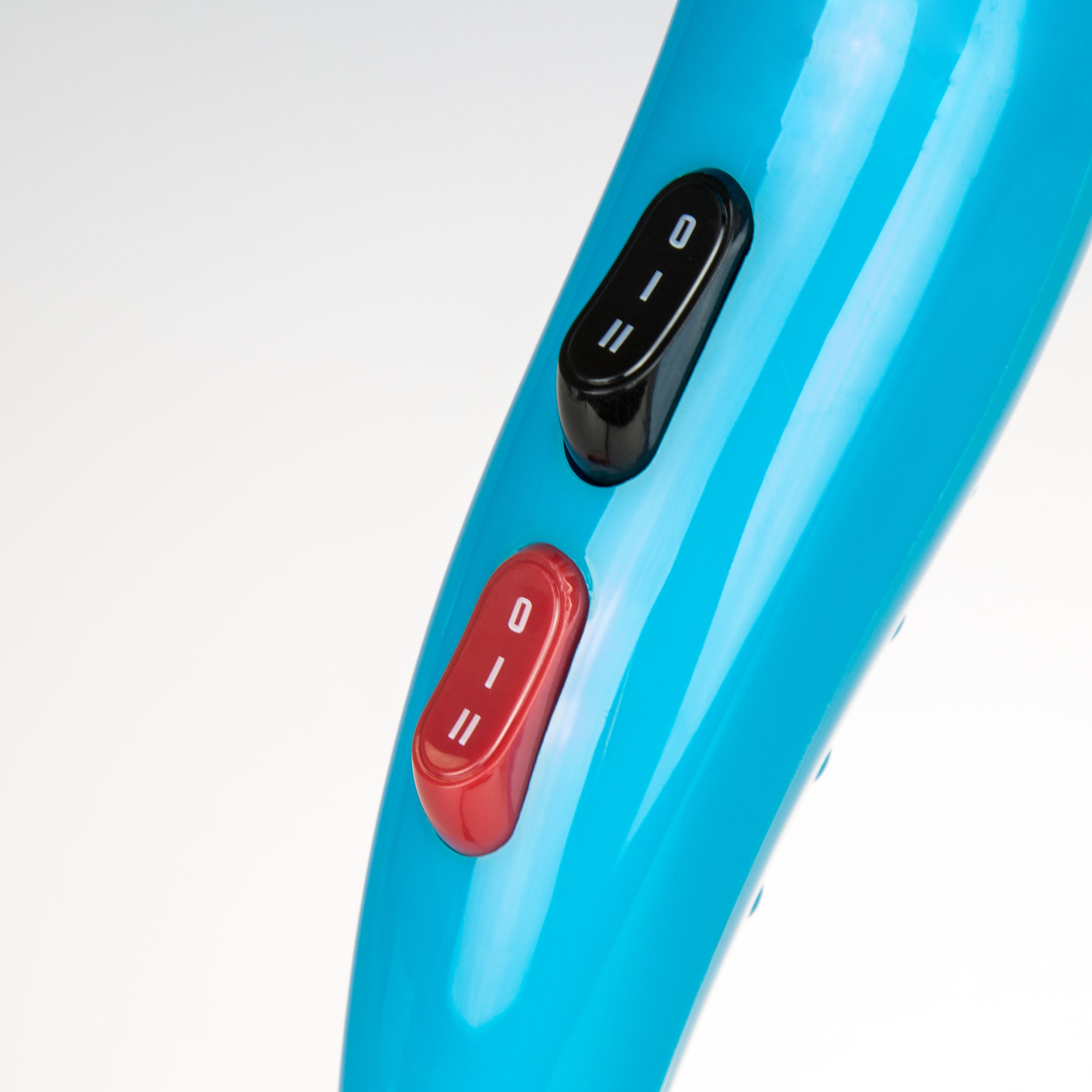 Bedienelemente eines blauen Haartrockners: roter und schwarzer Schalter.
