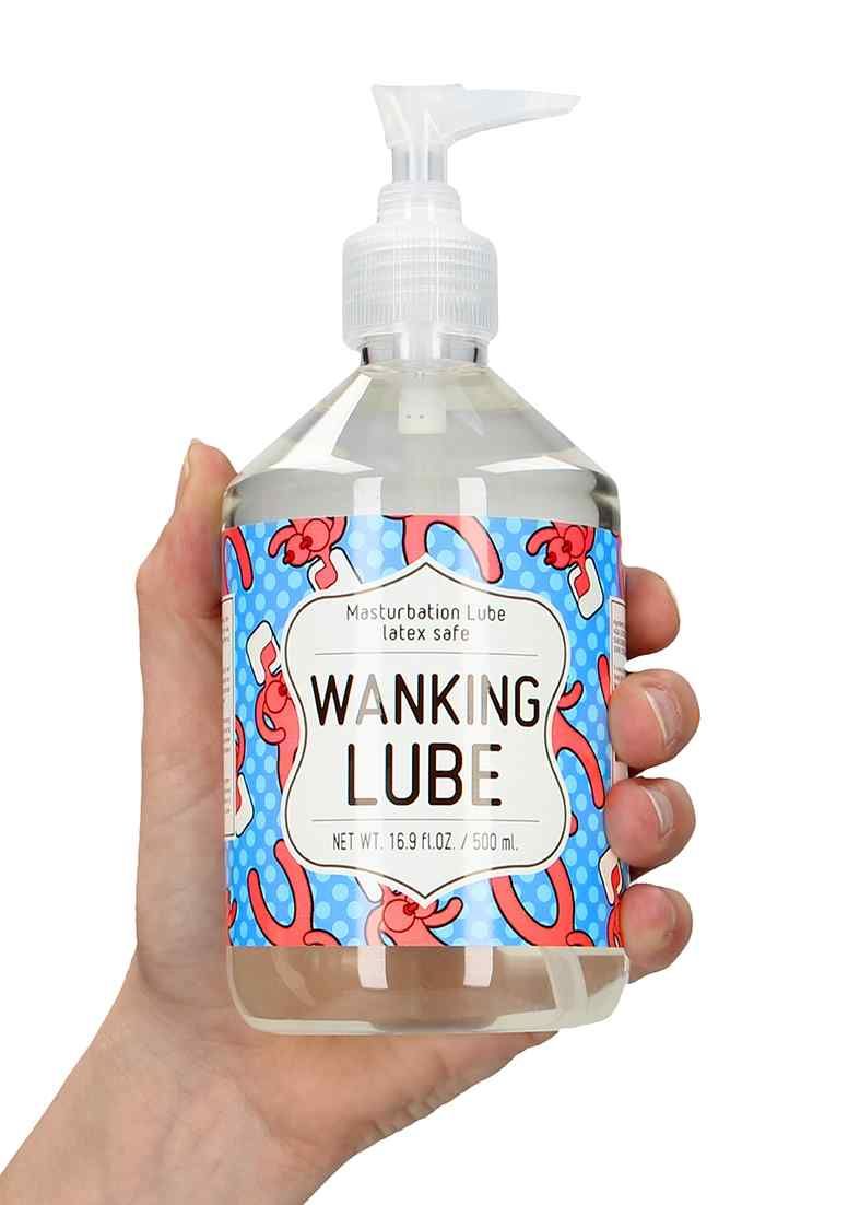 Transparente Flasche mit Pumpe. Aufkleber mit Text: WANKING LUBE. Flasche wird von einer Hand gehalten.