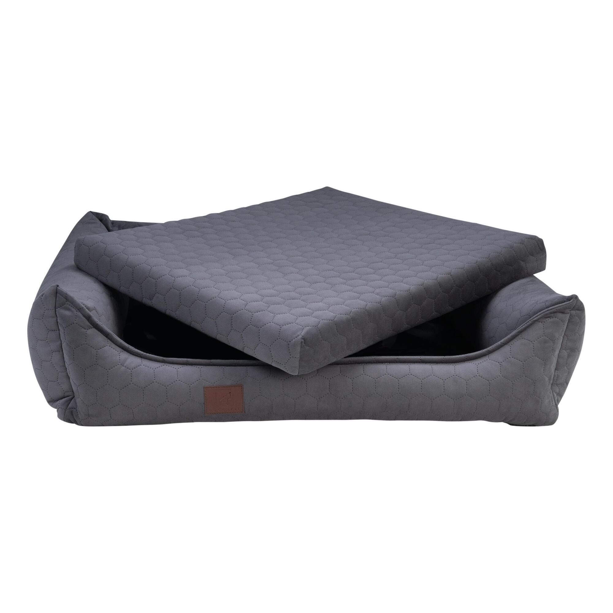 Dunkelgraues Hundebett, Velours. Oberes Kissen angehoben. Eckige Form, niedrige Seitenwände. Braunes Label.
