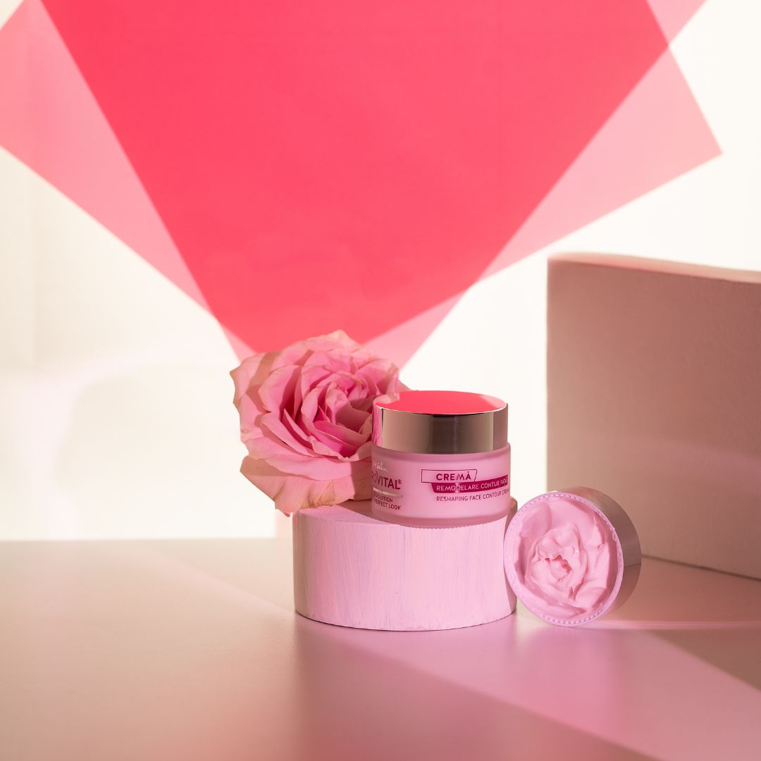 Creme-Tiegel auf Podest mit Rose. Aufschrift: Gerovital H3, Crema Rimodellante Contorno Viso.